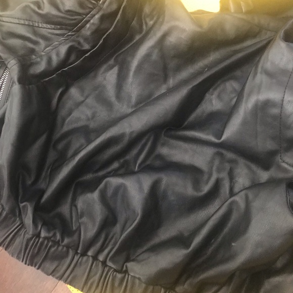 Zara basic faux leather jacket avec manches un peu bouffantes - Picture 10 of 11